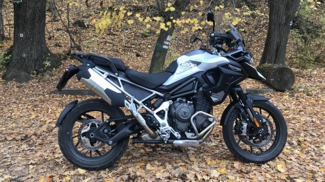 Test motorky: Triumph Tiger 1200 GT Pro se pod stromeček nevejde, dobrodruh by ho tam ale měl mít