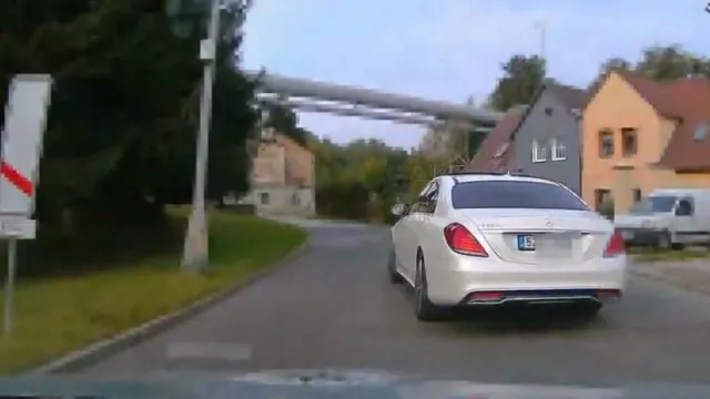 Drsná honička skončila úprkem. Zloděj mercedesu neujel policii, došlo mu palivo