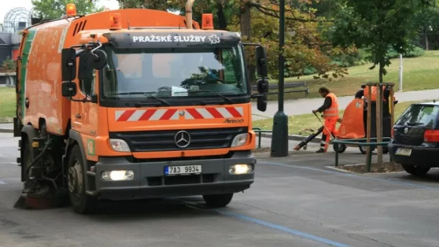 Města začínají s očistou ulic. Pozor na parkování, letos už budou auta odtahovat