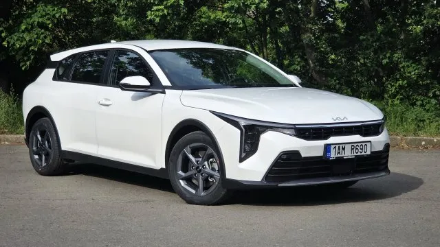 Normální auto za cenu pod půl milionu korun. Kia K4 láká na starý dobrý svět a jde jí to dobře