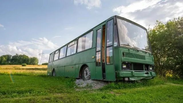 Býval to nepojízdný vrak autobusu Karosa. Na Slovensku z něj udělali ubytování za 3 tisíce na noc