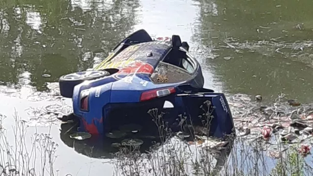 I mistr tesař se někdy utne. Pilot se svým závodním fordem skončil po nehodě ve vodě