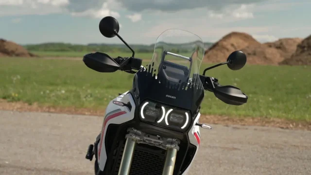Adam našel italskou motorku, která vás sveze na asfaltu i šotolině. Má parádní design i výbavu