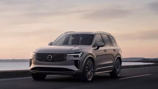 Volvo nenutí zákazníky k elektromobilitě. Nové Volvo XC90 přijíždí s tradičním benzinovým motorem