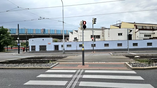 Chodec má na přechodu přednost, i když už svítí červená. Nemusí přitom ani pospíchat