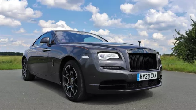 Sportovní Rolls-Royce? To není vtip, ale realita. Wraith nabízí výkon jako moderní supersport