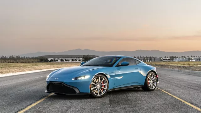 Auto jako pro Jamese Bonda. Obrněný Aston Martin má kliky, které umí dávat elektrické rány