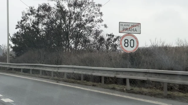 V Praze jsme našli místo, kde se řidiči nevědomky dopouštějí přestupku. Pokuta pak může být 5000 Kč