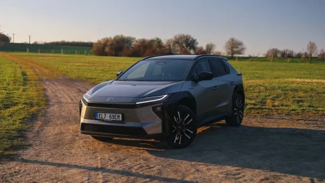 Našli jsme ideální elektromobil pro taxikáře se zárukou milion kilometrů. K dokonalosti mu mnoho nechybí