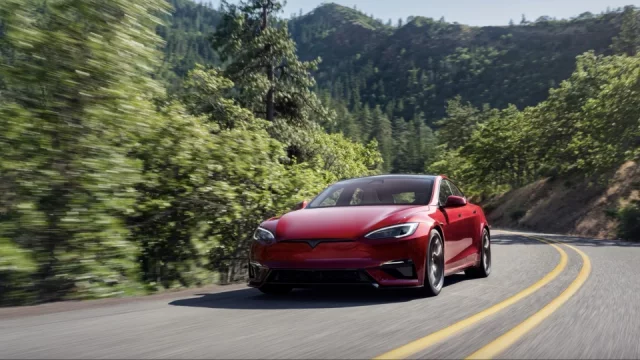 Tesla zredukovala modelovou řadu na polovinu. Velký propad prodejů zaznamenává i v Česku