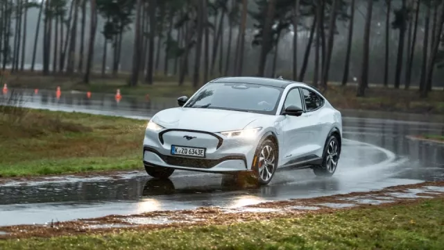 Ford Mustang Mach-E: dojede daleko, ale to, co předvedl v jízdních testech, ADAC ještě neviděl