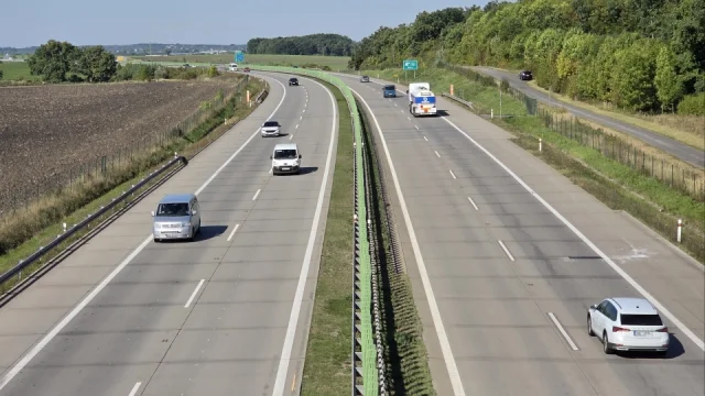Kdysi roční za 400 Kč, od příštího roku za 2570 Kč. Podívejte se, jak se měnily ceny dálničních známek