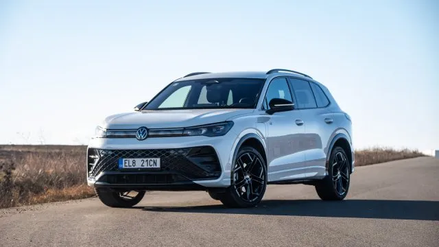 Plug-in hybridní Tiguan si úspěšně hraje na elektromobil, ale jinak je to fajn auto za slušnou cenu