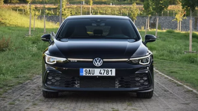 Nejúspornější sportovní auto současnosti jezdí hluboko pod 5 litrů. V zatáčkách zahanbí kdekoho