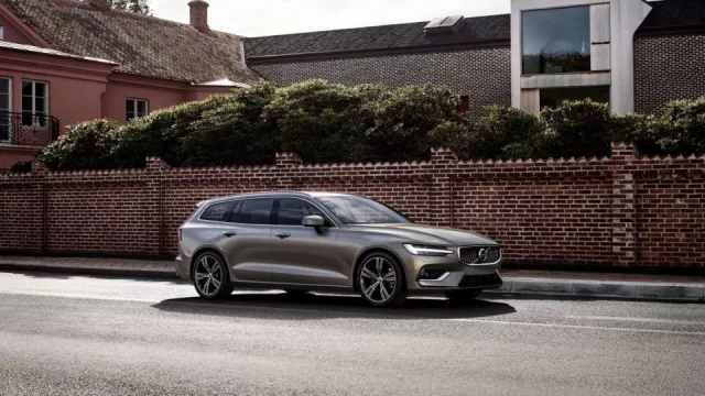 Volvo V60 zaparkovalo na příjezdové cestě k rodinnému domu