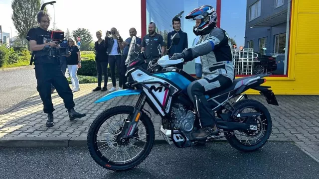 Prezident Pavel osedlal lehké enduro CFMOTO 450MT. Český hit roku na trhu nemá konkurenci