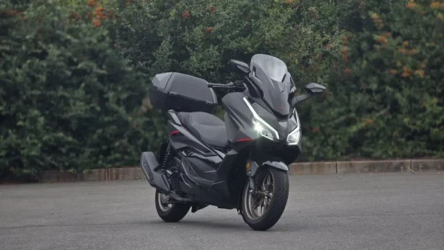Honda Forza 125 Special Edition je městský král, který se umí tvářit dospěle. Nevadí mu ani dálky