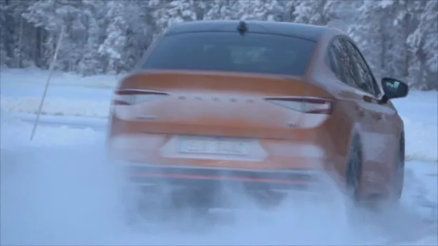 Na ledě jsme porovnali elektrickou a benzinovou škodovku. Jízdní souboj už ve středu v Autosalonu