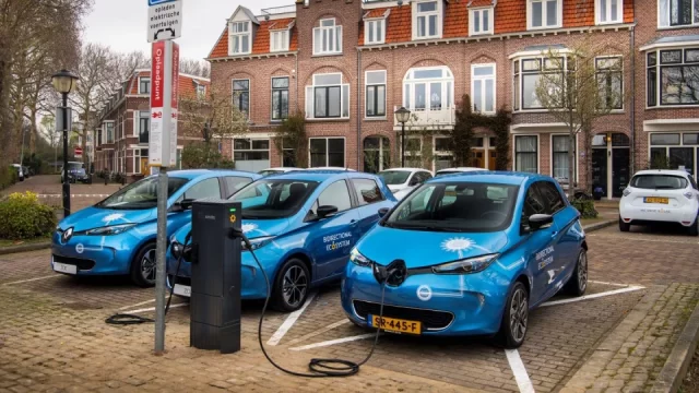 První evropská země končí se spalovacími motory. Na prodejnách zůstanou už jen elektromobily