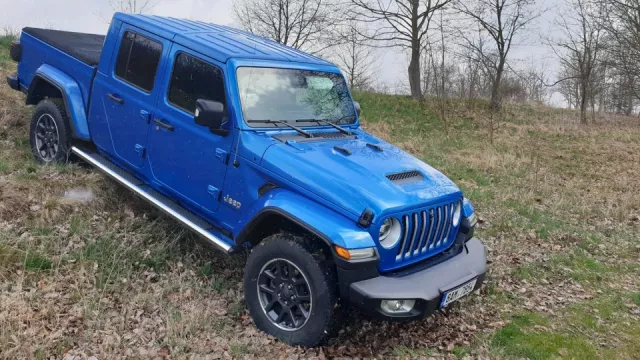 Pick-up Jeep Gladiator zvládne v terénu leccos. Překvapil především svými vodními hrátkami