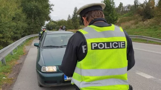 Na silnice se vrací podvodníci. Mají bizarní trik, kterým z důvěřivých řidičů lákají peníze