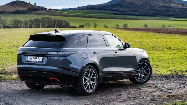 Range Rover Velar má sedm let od premiéry, přesto vypadá moderně. S dieselem jezdí svižně i úsporně