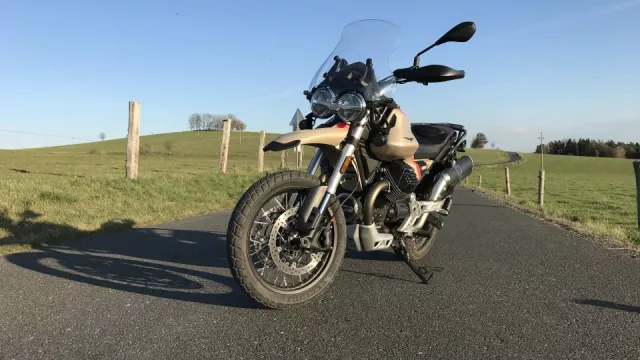 Moto Guzzi V 85 TT je nejstylovějším crossoverem mezi motocykly. Není však univerzální až moc?