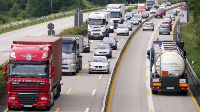 Sněmovna smetla ze stolu zmírnění zákazu jízdy kamionů o prázdninách. Do hry ho může vrátit Senát