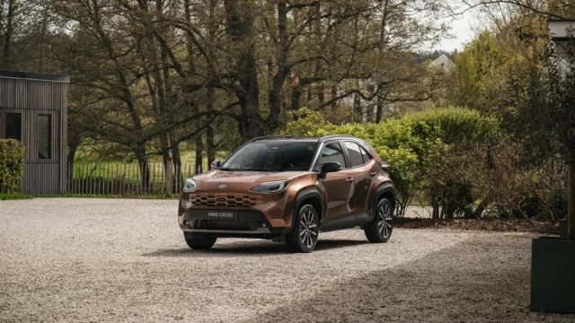 Toyota omladila evropský bestseller. Model nově sází na masku s motivem včelí plástve