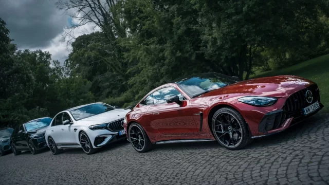 Závodní náčiní i luxusní kanceláří na kolech. Řídili jsme mercedesy v hodnotě 75 milionů korun