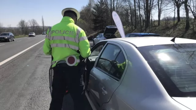 Od příštího roku končí povinnost mít u sebe zelenou kartu. Výjimka ale platí jen na území Česka