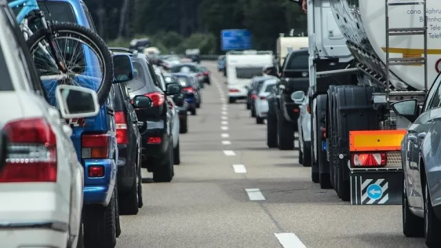 Místo zipování Češi ostatní řidiče vychovávají. Přitom by si správnou reakcí mohli ušetřit čas