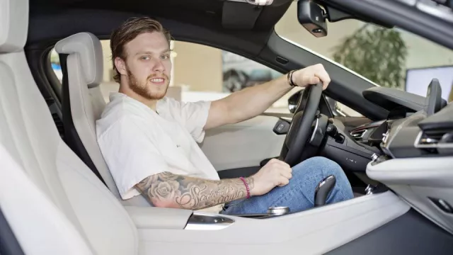 David Pastrňák se bude o prázdninách prohánět v BMW i8