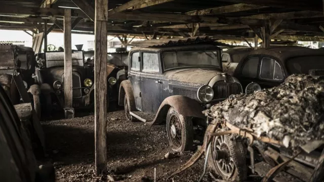 Přes 100 unikátních vozů našli na francouzské farmě