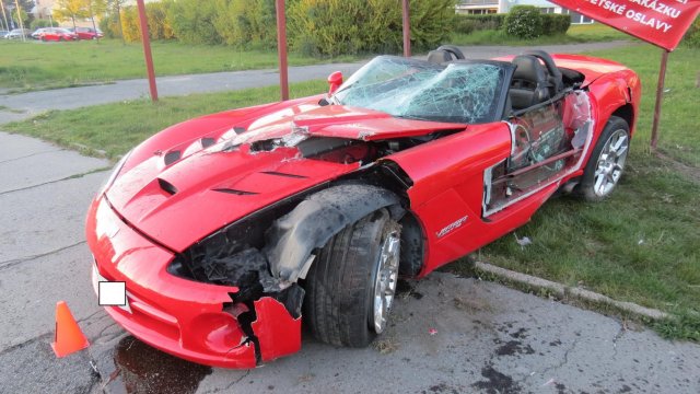 Další supersport na odpis. Řidič v Kladně neudržel na silnici Dodge Viper. Odešel po svých