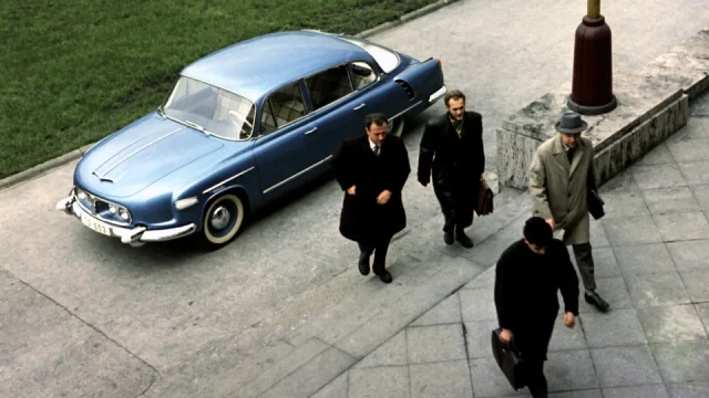 Rychlost, driftování i skákání: Komunistická Tatra 603 dělá psí kusy v dobové reklamě