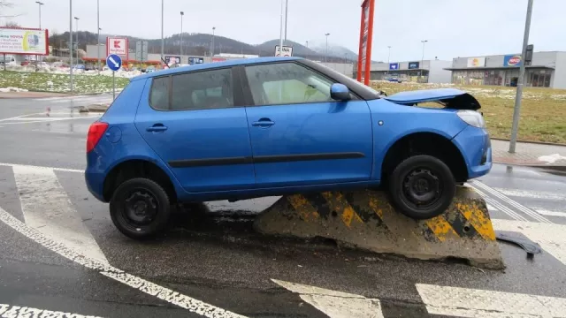 Senior ve škodovce boural. To, co pak dělali ostatní řidiči po dlouhé desítky minut, hlava nebere