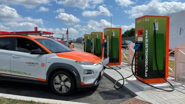 „Zapomenutý“ elektromobil na nabíječce přijde draho. Poplatek je dvě koruny za minutu