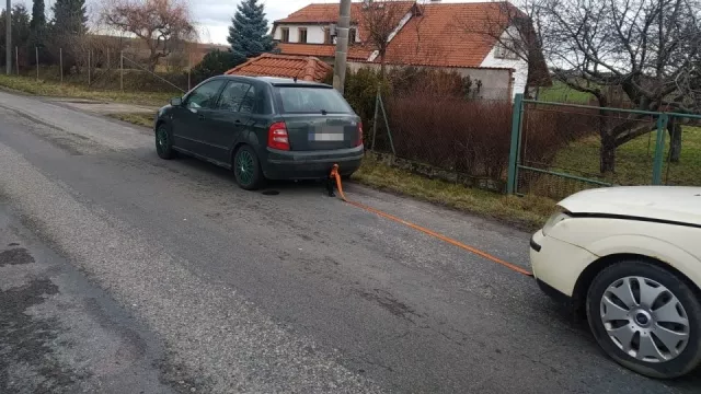 Táhnout auto na laně není tak snadné, jak se zdá. Použití varovných blinkrů je zásadní chyba