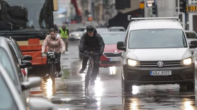 Cyklista málem přišel o život, když projel na červenou. Zachránila ho cizí nehoda