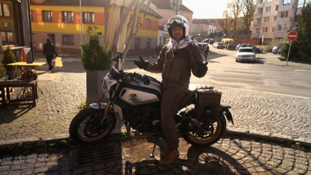 Lišák se za řídítky čínského roadsteru CFMOTO obrátil na víru. Budha bydlí ve středních Čechách