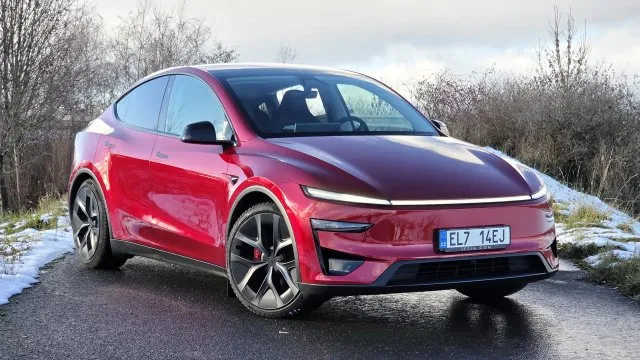 Nejvýkonnější Tesla Model Y je na silnici rychlá jako blesk. Svůj výkon ale podává bez emocí