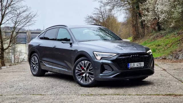 Chytrá světla Audi Q8 e-tron kreslí šipky na silnici, hlídají i vzdálenost. Svezli jsme se