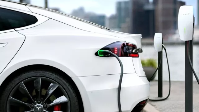 Jak nepoužívat elektromobil. Řidič Uberu zničil baterii Tesly po 190 tisících kilometrech