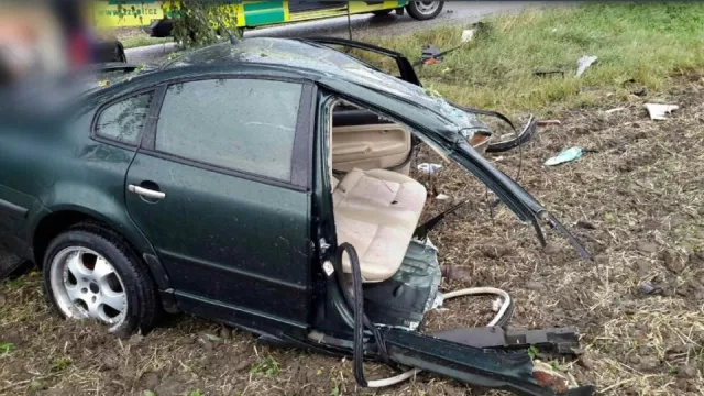 Řidič nezvládl řízení a rozpůlil na Olomoucku svůj passat o strom. Jako zázrakem přežil