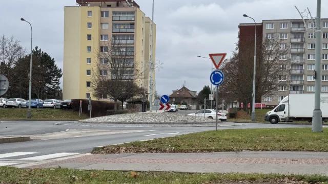 Češi bezpečnější kruhové objezdy nepřijali. Mnohem raději mají ty obyčejné a přehlednější