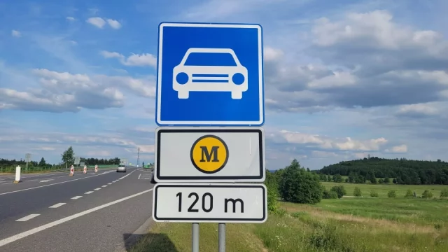 Řidiči teď řeší cenu dálnční známky, ale písmeno M na dodatkové tabulce často neznají
