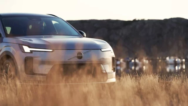 Volvo může narazit do zdi, protože pořád věří elektromobilitě. Konkurence už řadí zpátečku