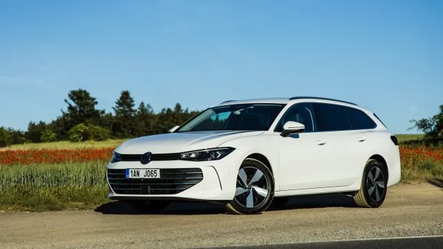 Ujede 1200 kilometrů na jedno nalití a má komfort Superbu. Tenhle velký kombík je dokonalý univerzál