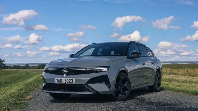 Dojede přes tisíc kilometrů a konkuruje výrazně dražší Octavii. Opel Astra je sen každého obchoďáka
